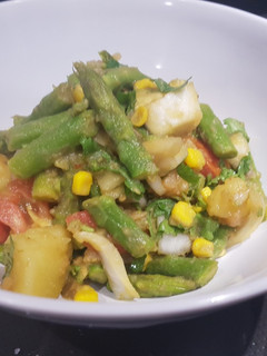 Una foto de Ensalada campera con espárragos verdes y salmón ahumado