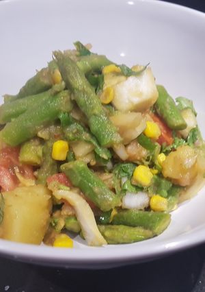 Una foto de Ensalada campera con espárragos verdes y salmón ahumado