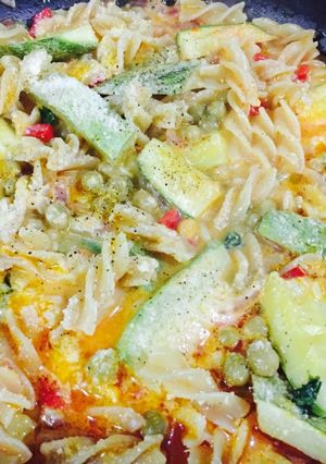 Una foto de Fideos con mucha verdura
