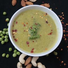 A picture of Roasted garlic green peas soup.