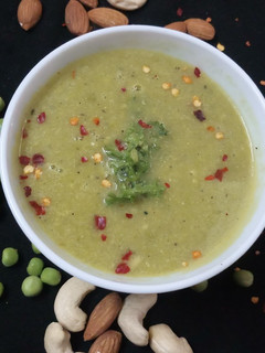 A picture of Roasted garlic green peas soup.