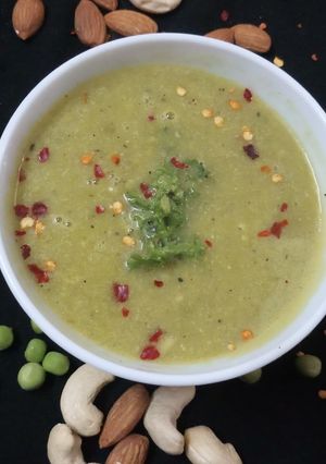 A picture of Roasted garlic green peas soup.