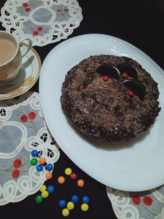 A picture of Oreo Chocolate cake in microwave.