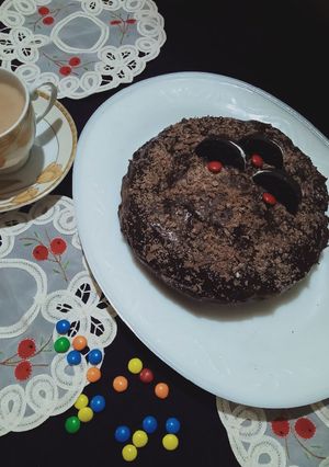 A picture of Oreo Chocolate cake in microwave.