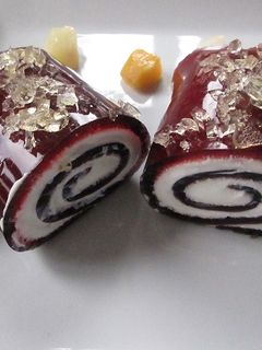 Una foto de Arrollado de gelatina de frutas del bosque