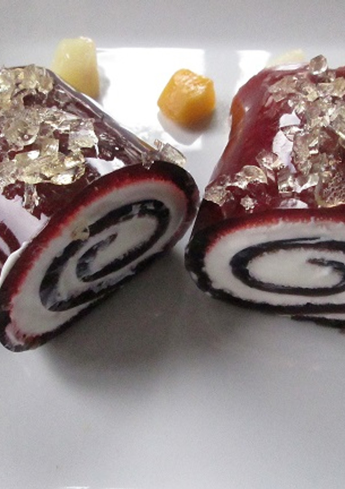 Una foto de Arrollado de gelatina de frutas del bosque