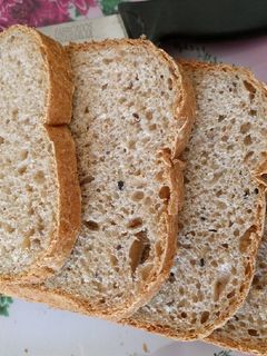 Félbarna kenyér magvakkal, kenyérsütőgépben készítve recept fotója