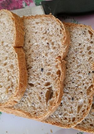 Félbarna kenyér magvakkal, kenyérsütőgépben készítve recept fotója