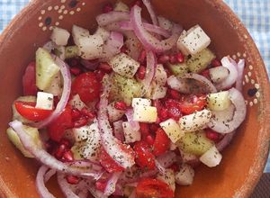 Una foto de Ensalada de pepino y granada 🥙