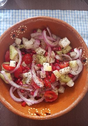 Una foto de Ensalada de pepino y granada 🥙