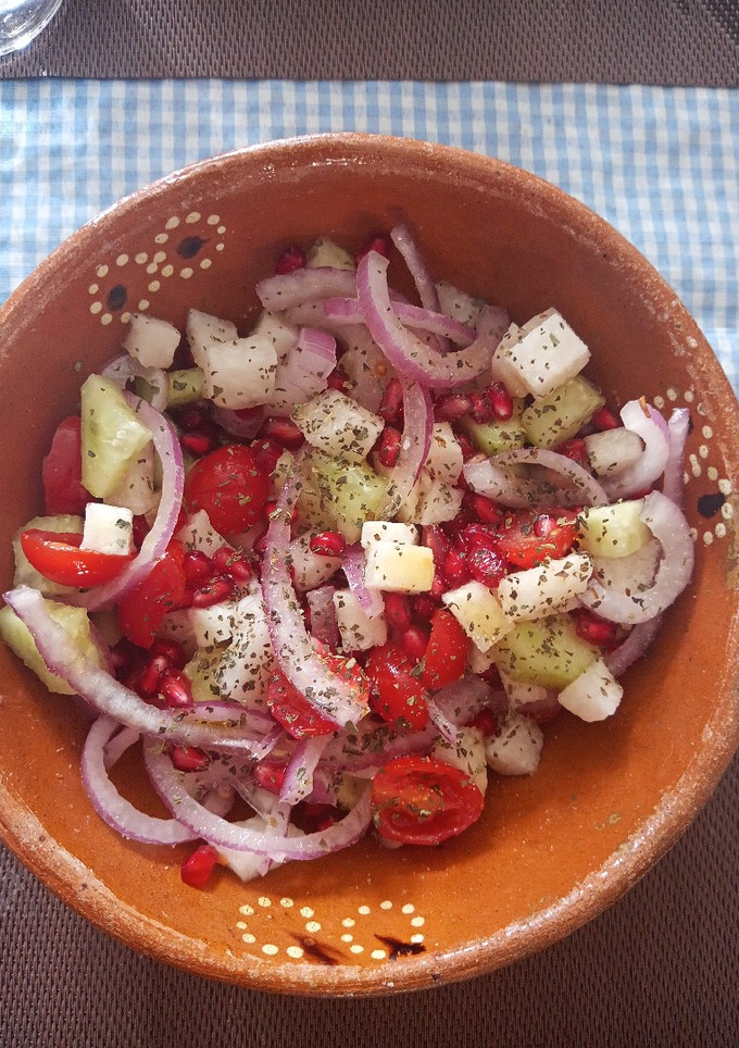 Una foto de Ensalada de pepino y granada 🥙