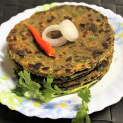 A picture of Kulfa Saag Paratha.