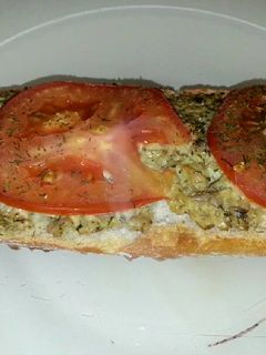 Una foto de Paninis de champiñones y tomate fresco-vegetariano