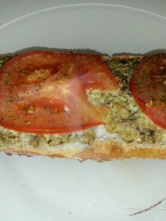 Una foto de Paninis de champiñones y tomate fresco-vegetariano