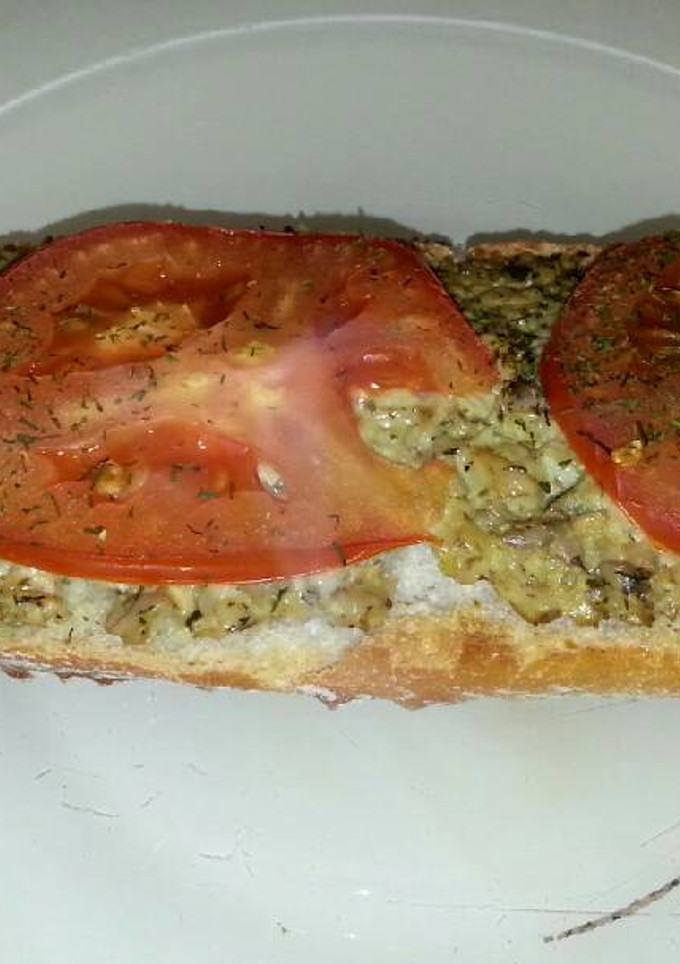 Una foto de Paninis de champiñones y tomate fresco-vegetariano