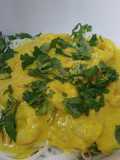 Curry de gambas con coco y fideos de arroz