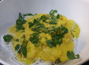 Foto principal de Curry de gambas con coco y fideos de arroz
