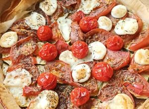 Une photo de Tarte feuille de brick courgettes tomates mozzarella