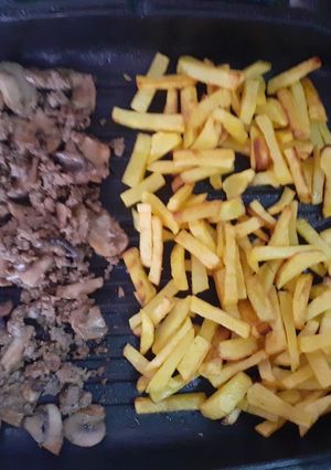 عکسی از دستور سیب زمینی سرخ کرده با چرخ کرده وقارچ