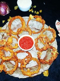 कॉर्न फ्लेक्स अनियन रिंग्स फ्राई (cornflakes onion ring fries recipe in Hindi) रेसिपी मुख्य फोटो