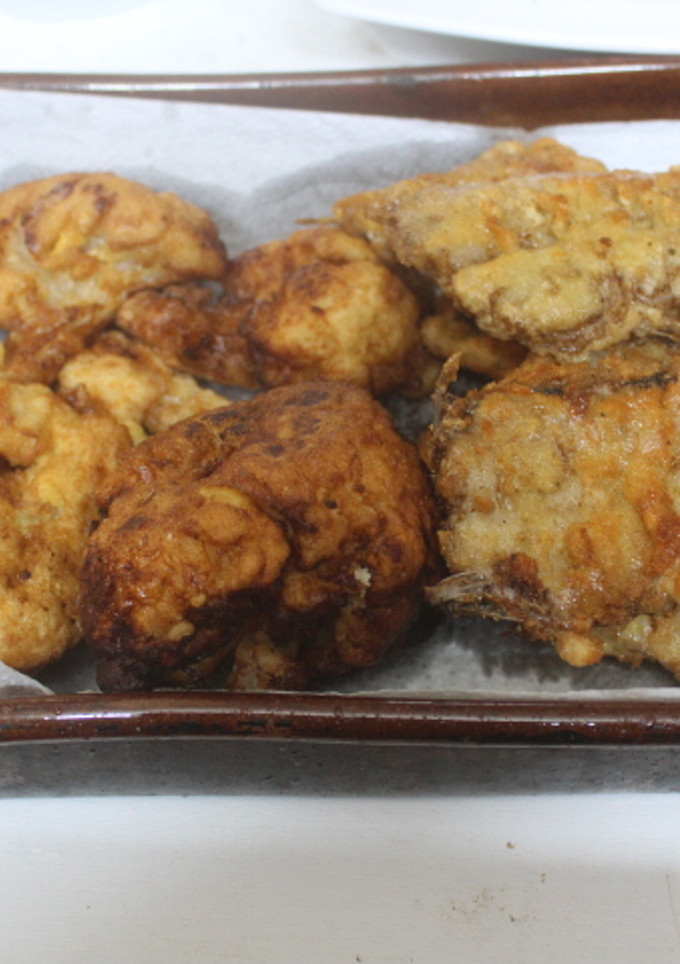Una foto de Meiras (bacaladillas) y coliflor empanada