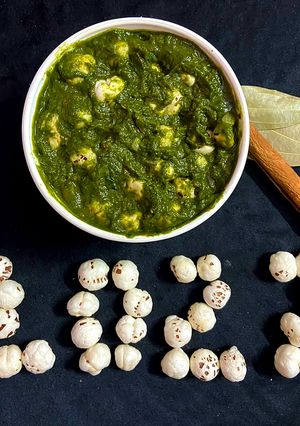 पालक मखाना (Palak makhana recipe in Hindi) रेसिपी मुख्य फोटो