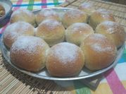 Una foto de panecillos dulces