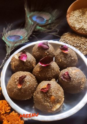 बाजरे के चुरमा लड्डू (bajre ki churma ladoo recipe in Hindi) रेसिपी मुख्य फोटो