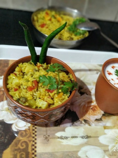 વઘારેલી ખીચડી (Vaghareli Khichdi Recipe In Gujarati) રેસીપી મુખ્ય ફોટો