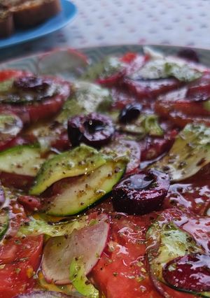 Foto principal de Ensalada de verano con tomate pelado