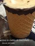 Cappuccino in cialda di cioccolato con cucchiaino in cioccolato fondente