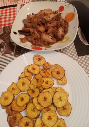 Una foto de Calamar encebollado con guarnición de plátano frito