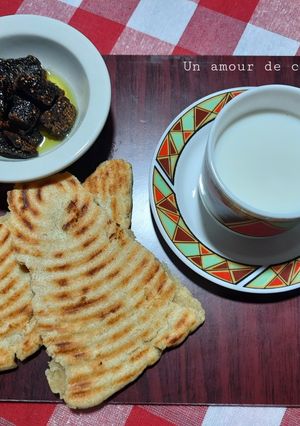 Une photo de Kesra et figues séchées marinées à l'huile d'olive 🍶