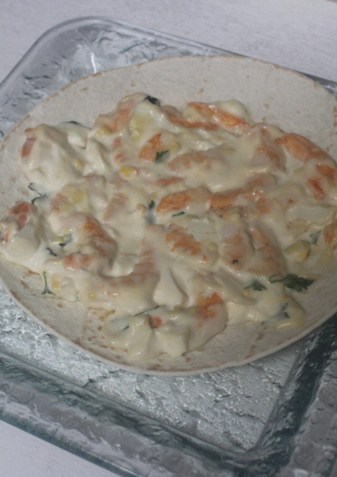 Una foto de Tortitas cubiertas de gambas, huevo duro y mayonesa