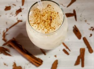 Una foto de Horchata de arroz 🌾 con canela