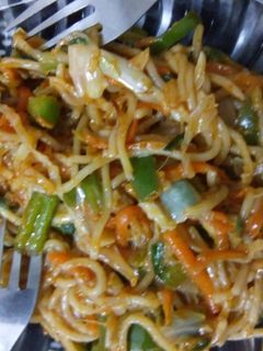 वेज हक्का नूडल्स (veg hakka noodles recipe in Hindi) रेसिपी मुख्य फोटो