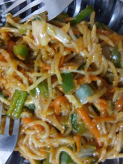 वेज हक्का नूडल्स (veg hakka noodles recipe in Hindi) रेसिपी मुख्य फोटो