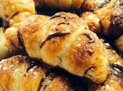 Una foto de croissant de chocolate