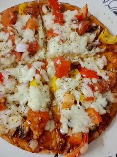 पिज़्ज़ा (Pizza recipe in hindi) रेसिपी मुख्य फोटो