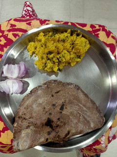 झुणका भाकरी (Zunka Bhakari Recipe In Marathi) रेसिपी चे मुख्य फोटो