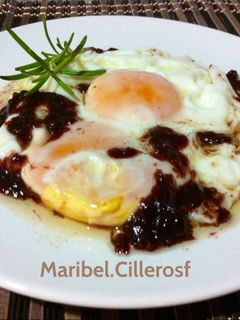 Una foto de Huevos fritos con salsa concentrada de carne