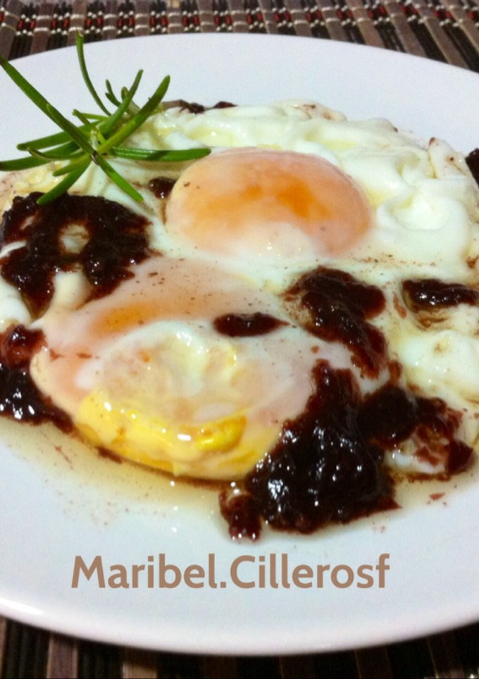Una foto de Huevos fritos con salsa concentrada de carne