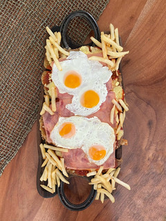 Una foto de Super milanesa de res napolitana con jamón y huevo