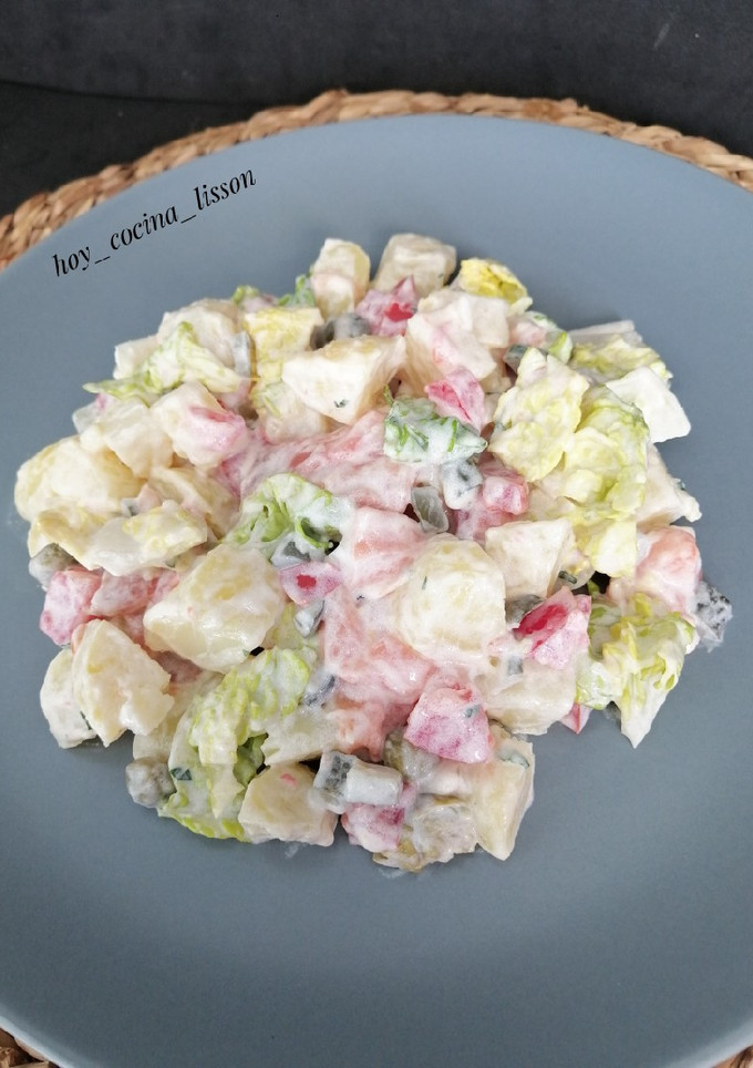 Una foto de Ensalada de salmón ahumado con patatas y salsa de queso crema