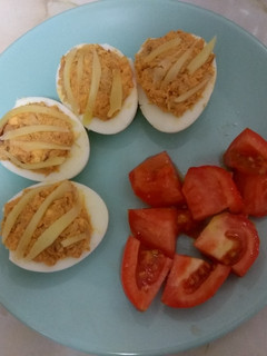 Una foto de Huevos rellenos de caballa y tomate