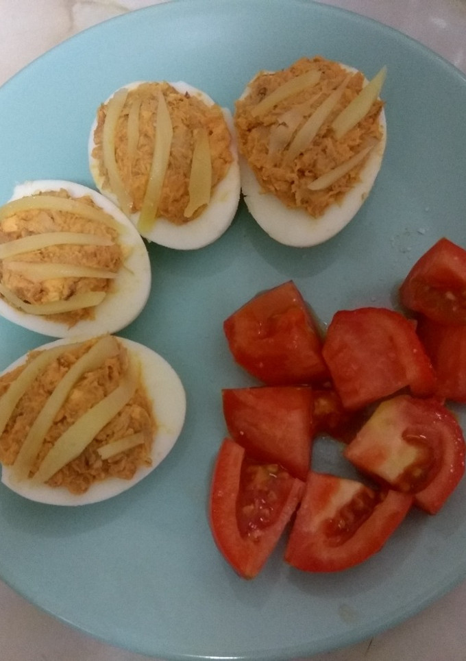 Una foto de Huevos rellenos de caballa y tomate