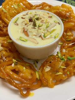 કેસર જલેબી (kesar jalebi Recipe in Gujarati) રેસીપી મુખ્ય ફોટો