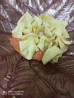 Una foto de Pasta fresca con calabaza, queso, salvia y salsa dulce