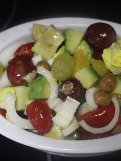 A picture of Ensalada con fruta y cebolleta.