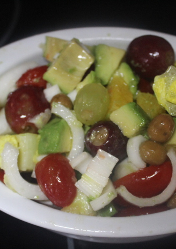 Una foto de Ensalada con fruta y cebolleta